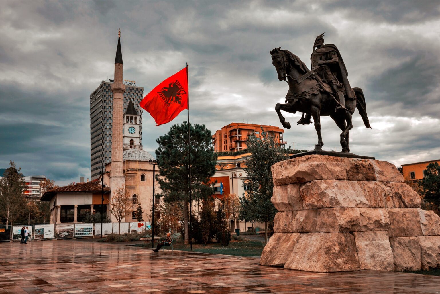 Bandeira da Albânia: significado, cores e história Bandeira da Albânia ao lado da estátua equestre de Skanderbeg, na praça Skanderbeg, em Tirana