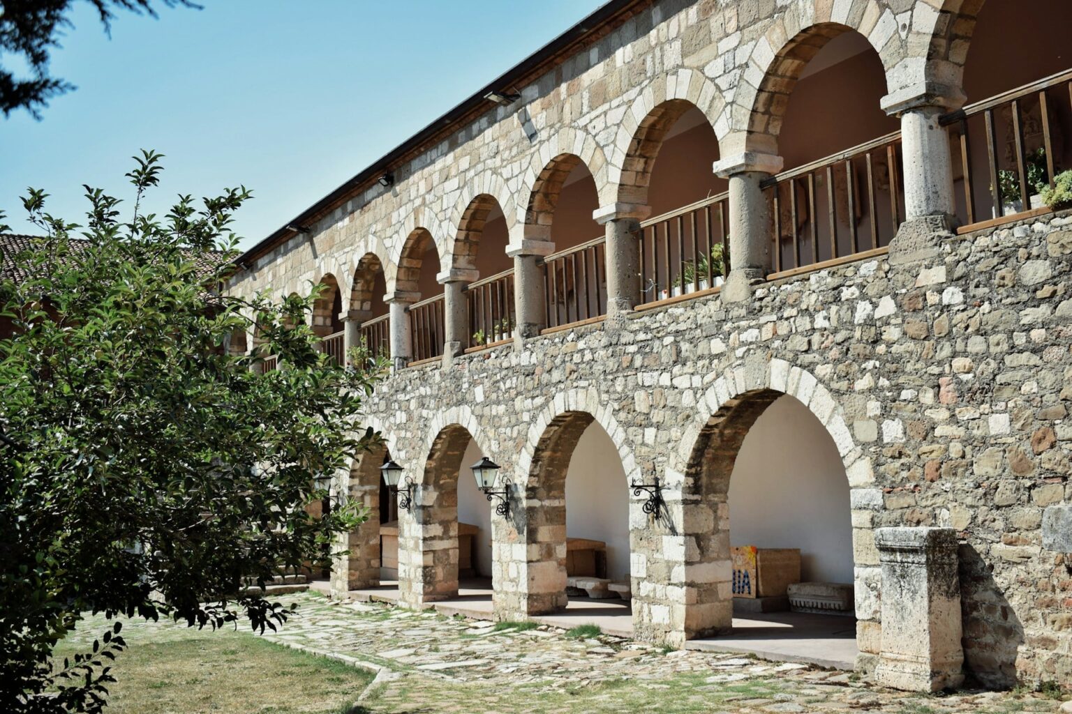 Adjetivos (Mbiemra) em albanês