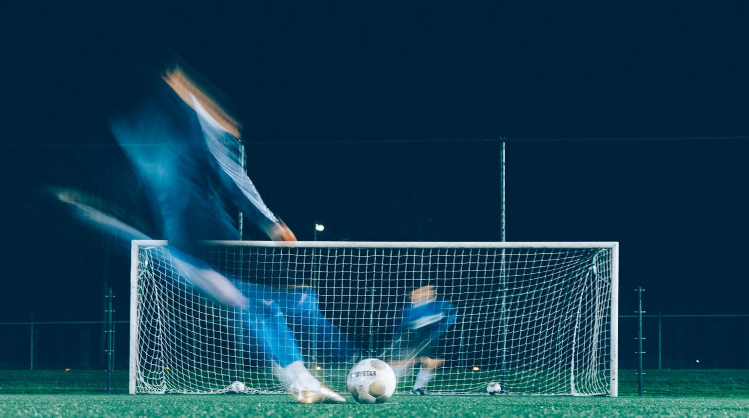 Significado de “echar balones fuera” em espanhol