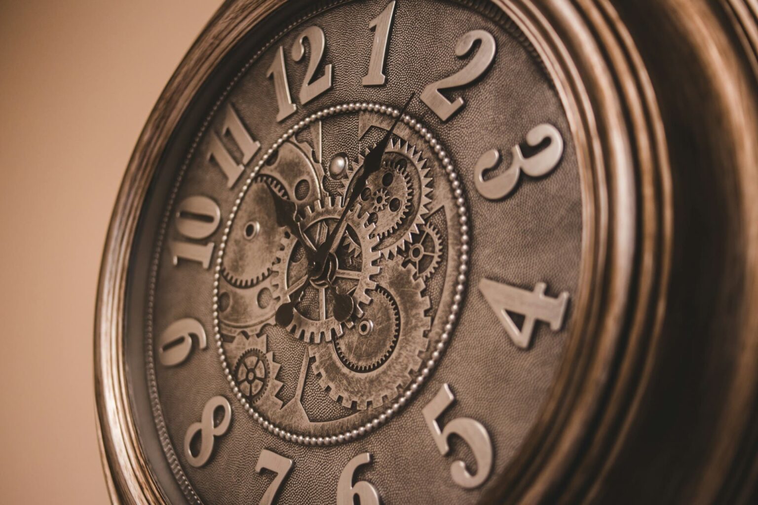 Horas (horoj) em esperanto Relógio de parede antigo com números em relevo e engrenagens à mostra no mostrador