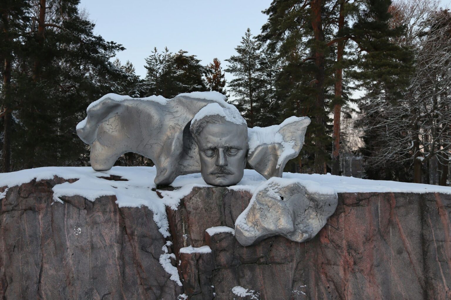Monumento a Sibelius coberto de neve, em Helsinque