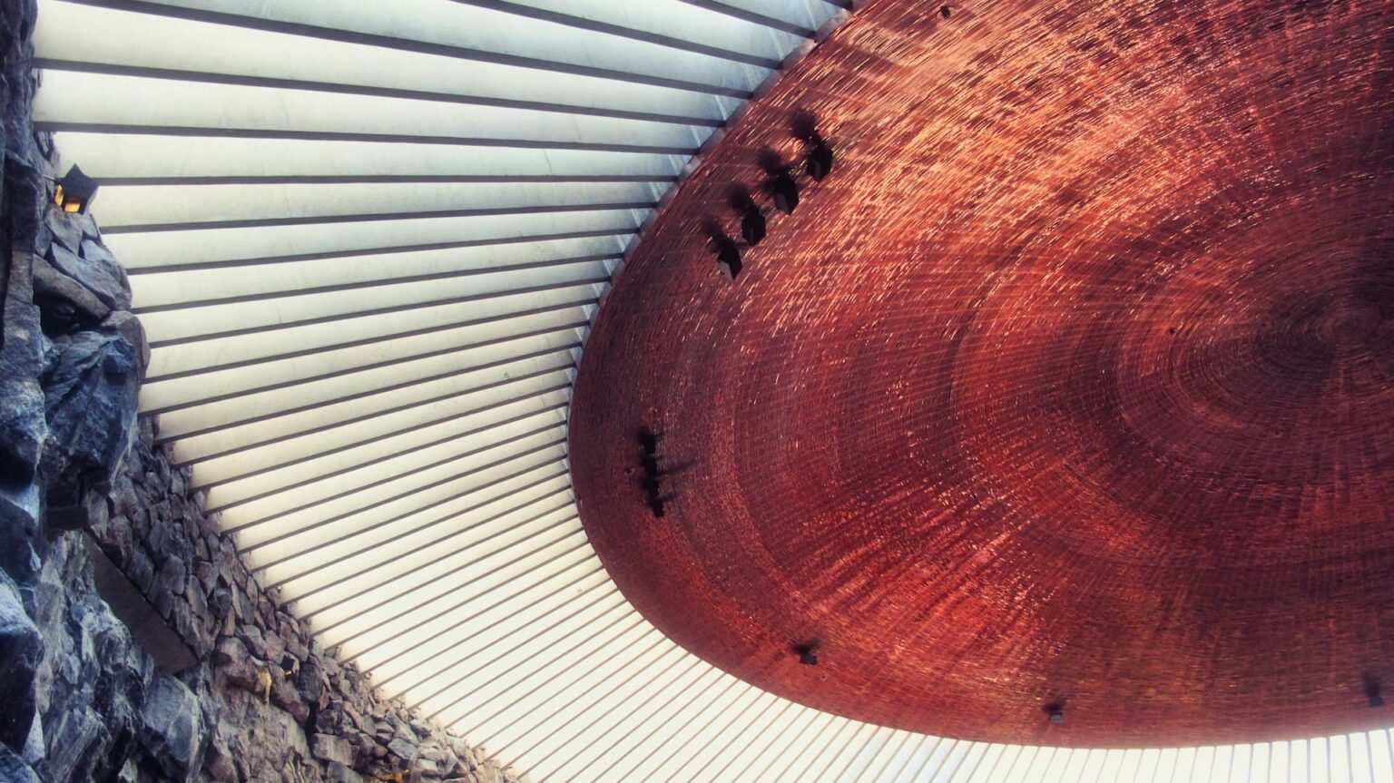 Teto de cobre da Igreja Temppeliaukio, em Helsinque