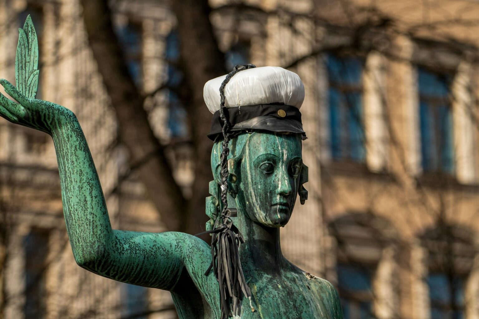Estátua Havis Amanda com boné de estudante, em Helsinque