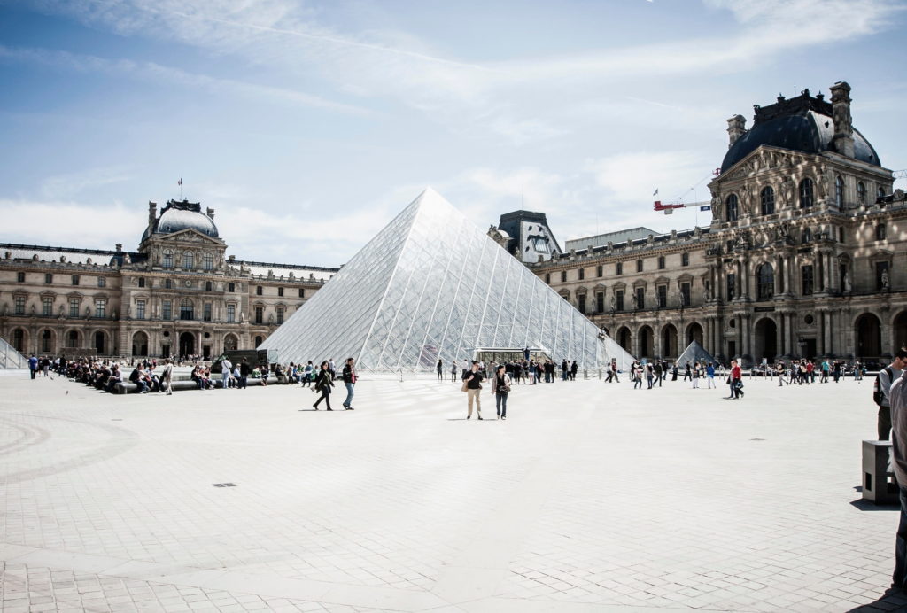Francês é o 5º idioma mais falado e o 3° entre empresários Museu do Louvre (em francês: Musée du Louvre )