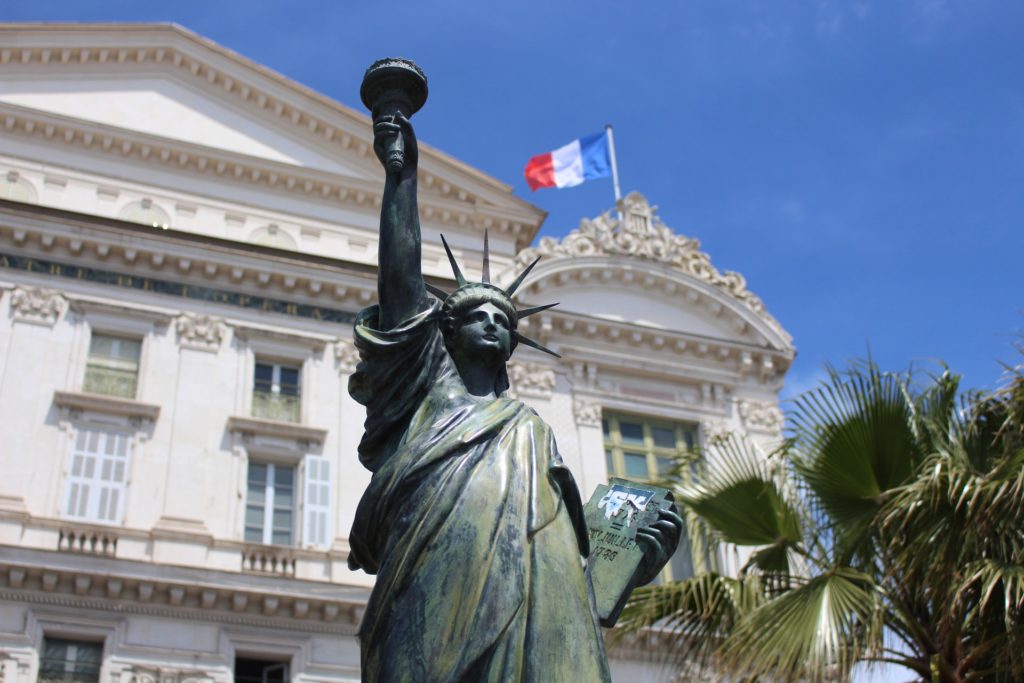Diferença entre “rencontrer” e “retrouver” mini estátua da liberdade na França