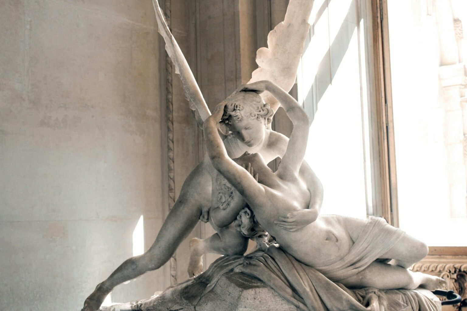 Escultura em mármore Psiquê reanimada pelo beijo do Amor, de Canova, no Museu do Louvre