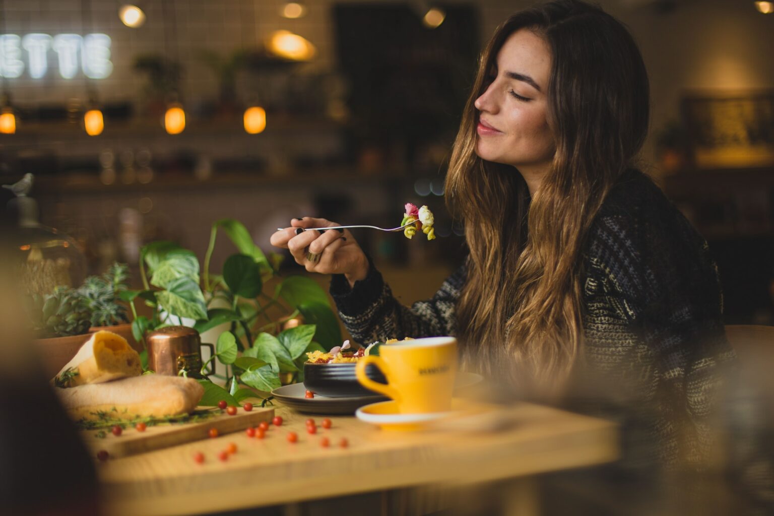 11 maneiras de falar “estou com fome” em inglês mulher com fome comendo