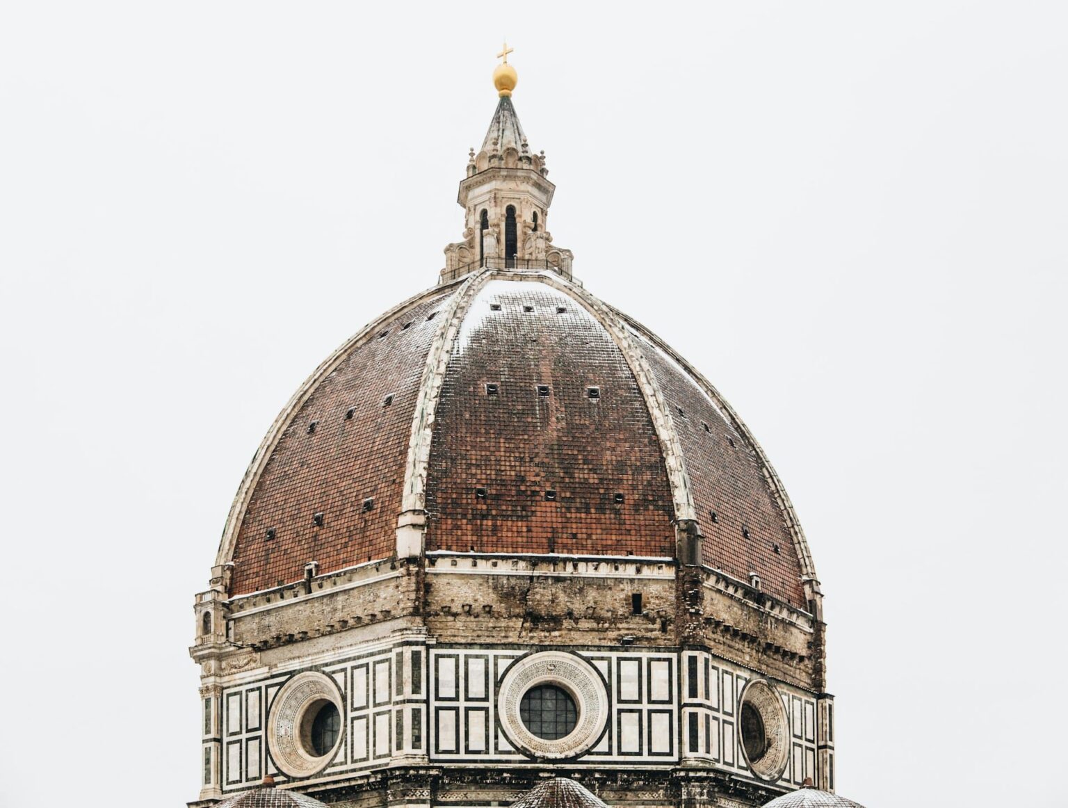 Artigos em italiano (gli articoli) Cúpula da catedral de Florença contra o céu branco