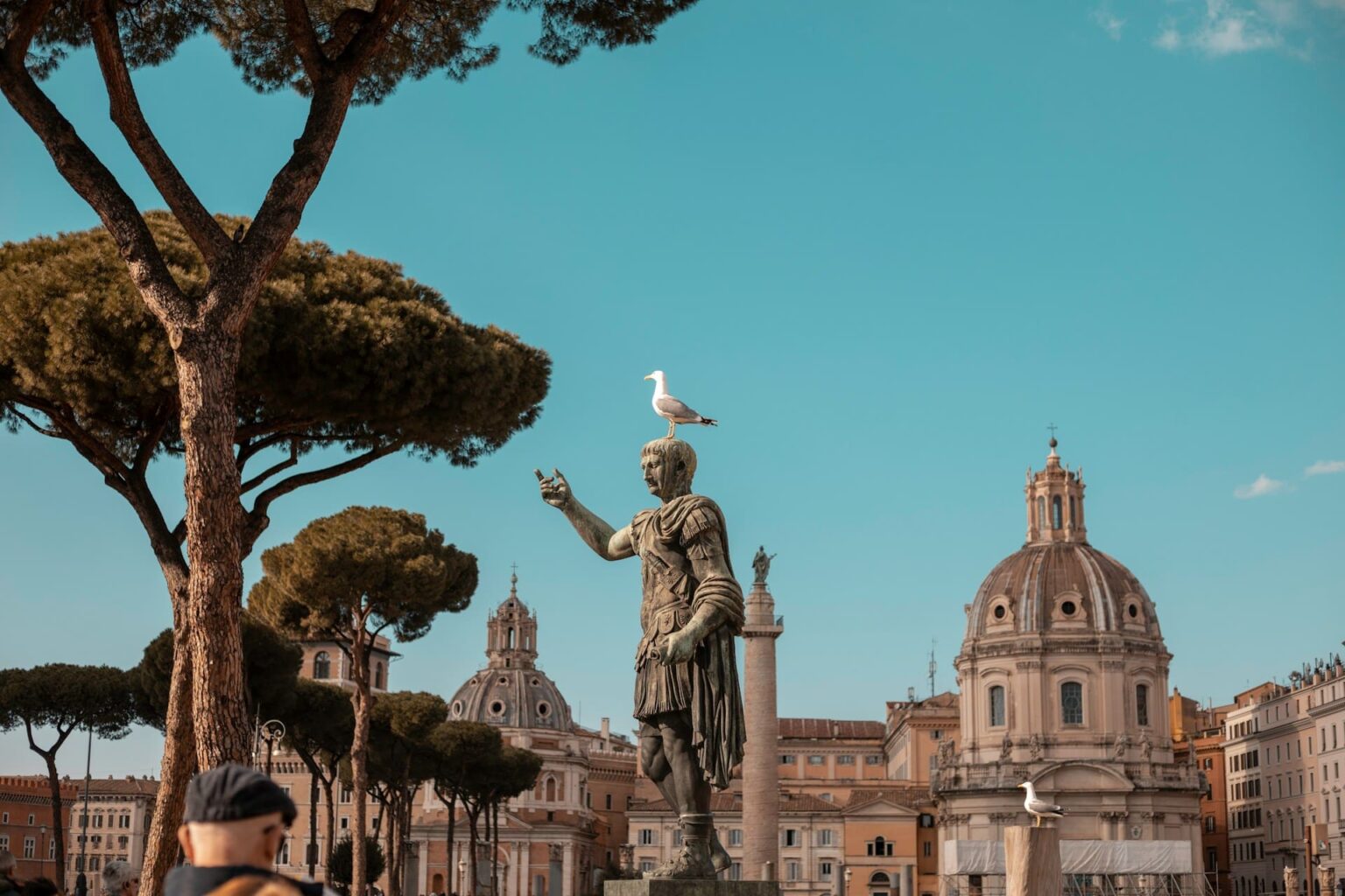 Estátua de bronze em trajes romanos com uma gaivota na cabeça