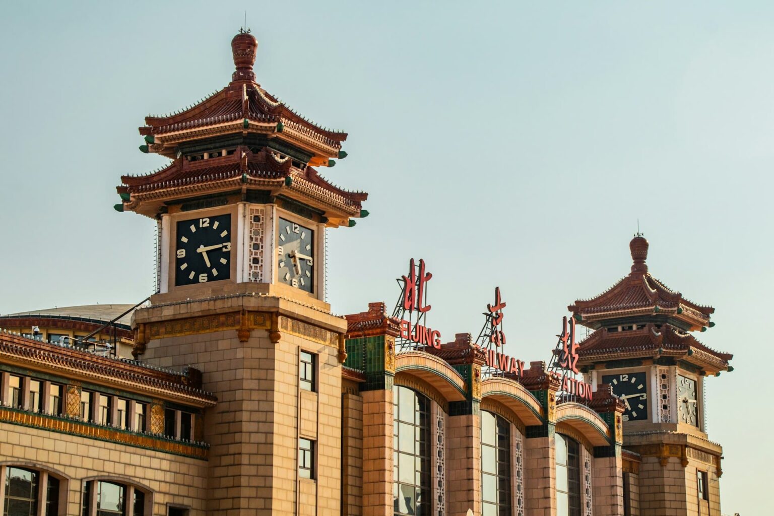 Torres com relógios e telhados em estilo de pagode da Estação Ferroviária de Pequim (北京站)