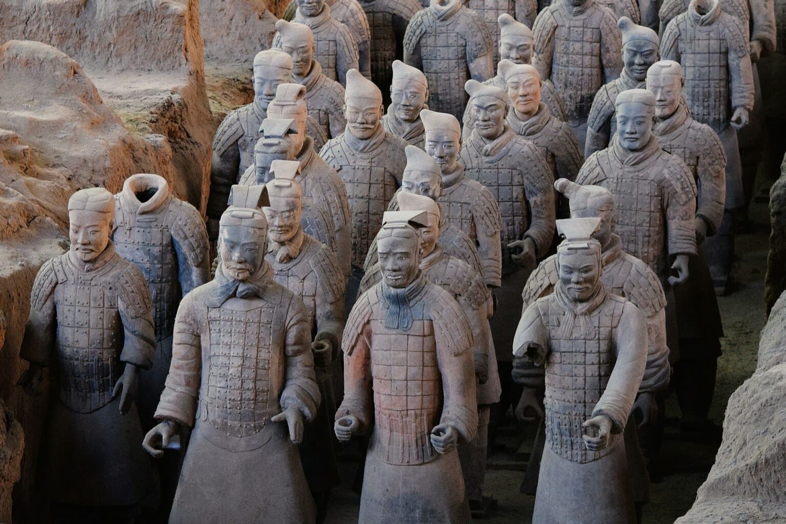 Como dizer “poder” em mandarim: 能, 会 e 可以 Fileiras de guerreiros de terracota com armaduras numa vala de escavação