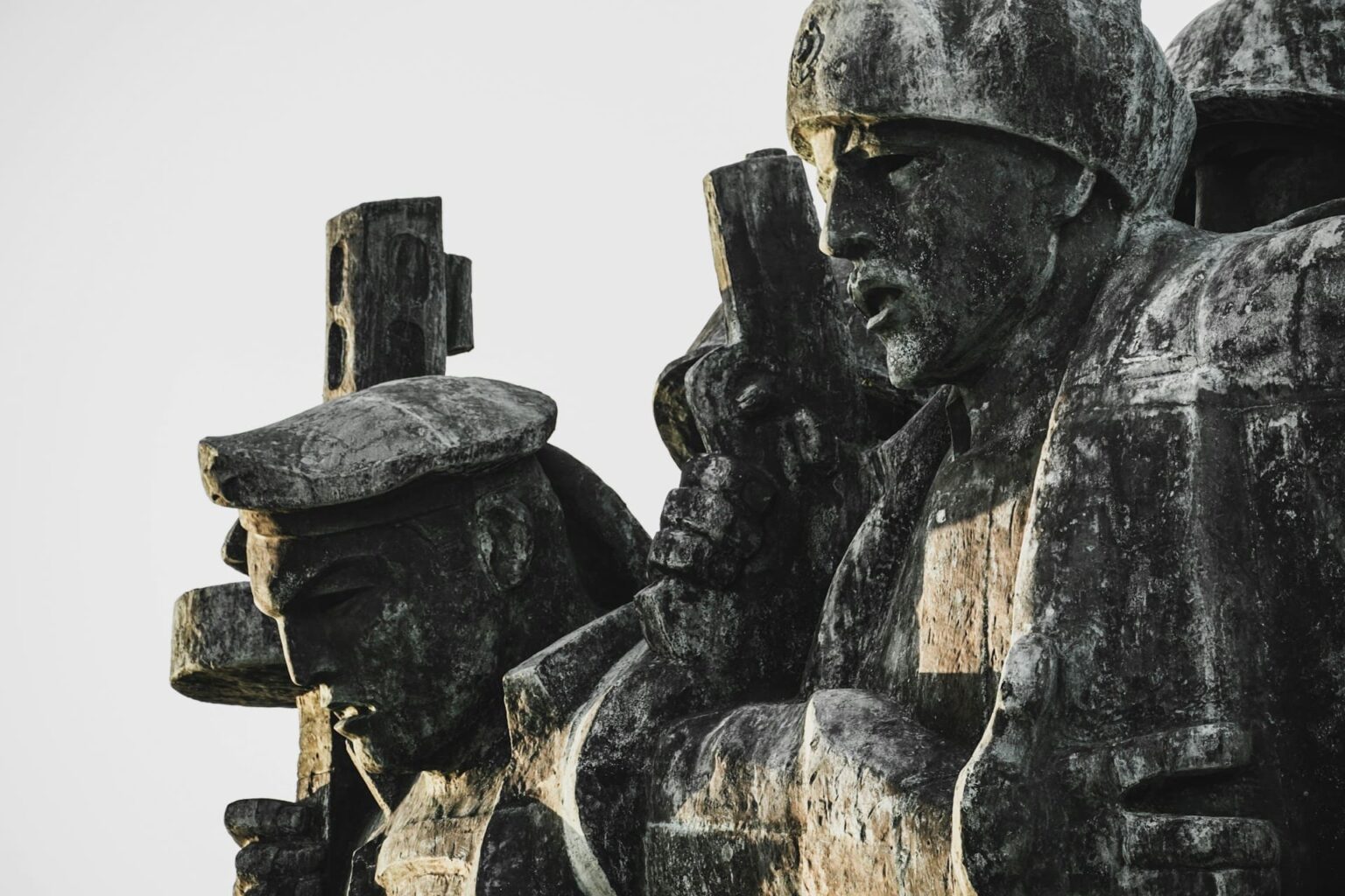 Monumento de pedra com soldados e trabalhadores esculpidos