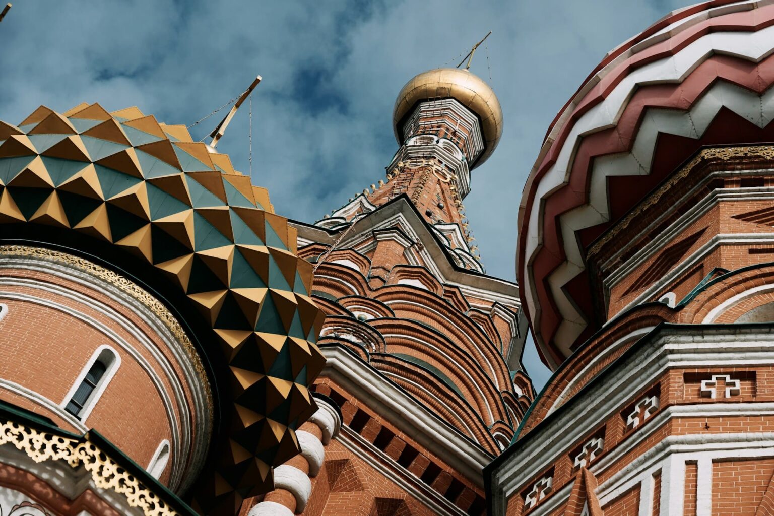 Cúpulas da Catedral de São Basílio, em Moscou, vistas de baixo, contra o céu nublado