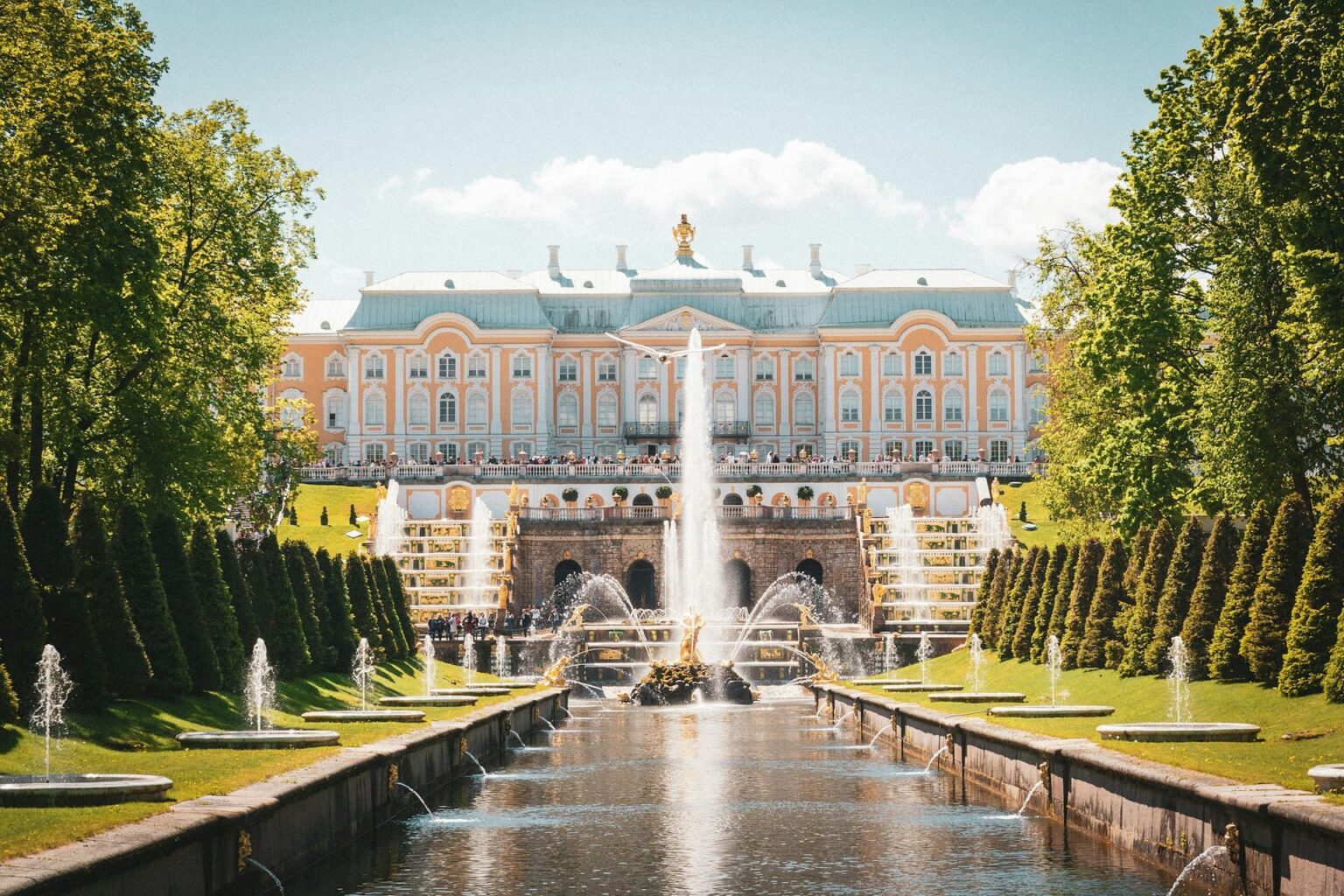 Palácio de Peterhof, perto de São Petersburgo, com a Grande Cascata e seus chafarizes