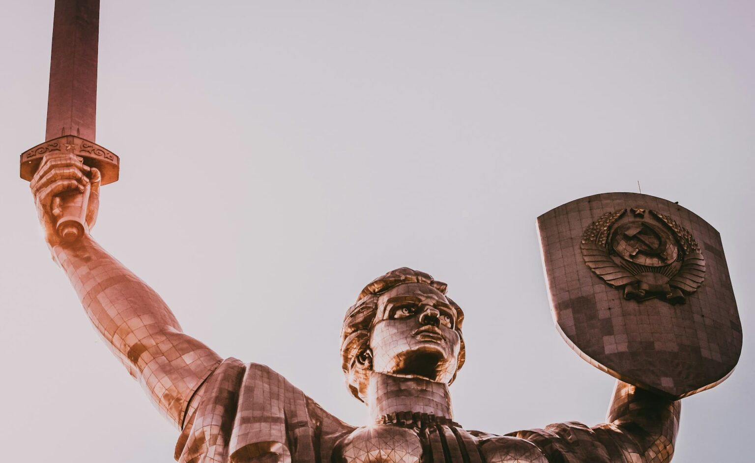 Monumento da Mãe Pátria, em Kyiv, visto de baixo, com a espada e o escudo erguidos