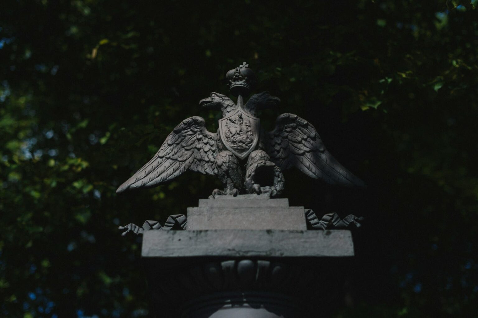 Como o ucraniano sobreviveu às proibições do Czar Águia de duas cabeças do brasão do Império Russo, esculpida sobre um pedestal