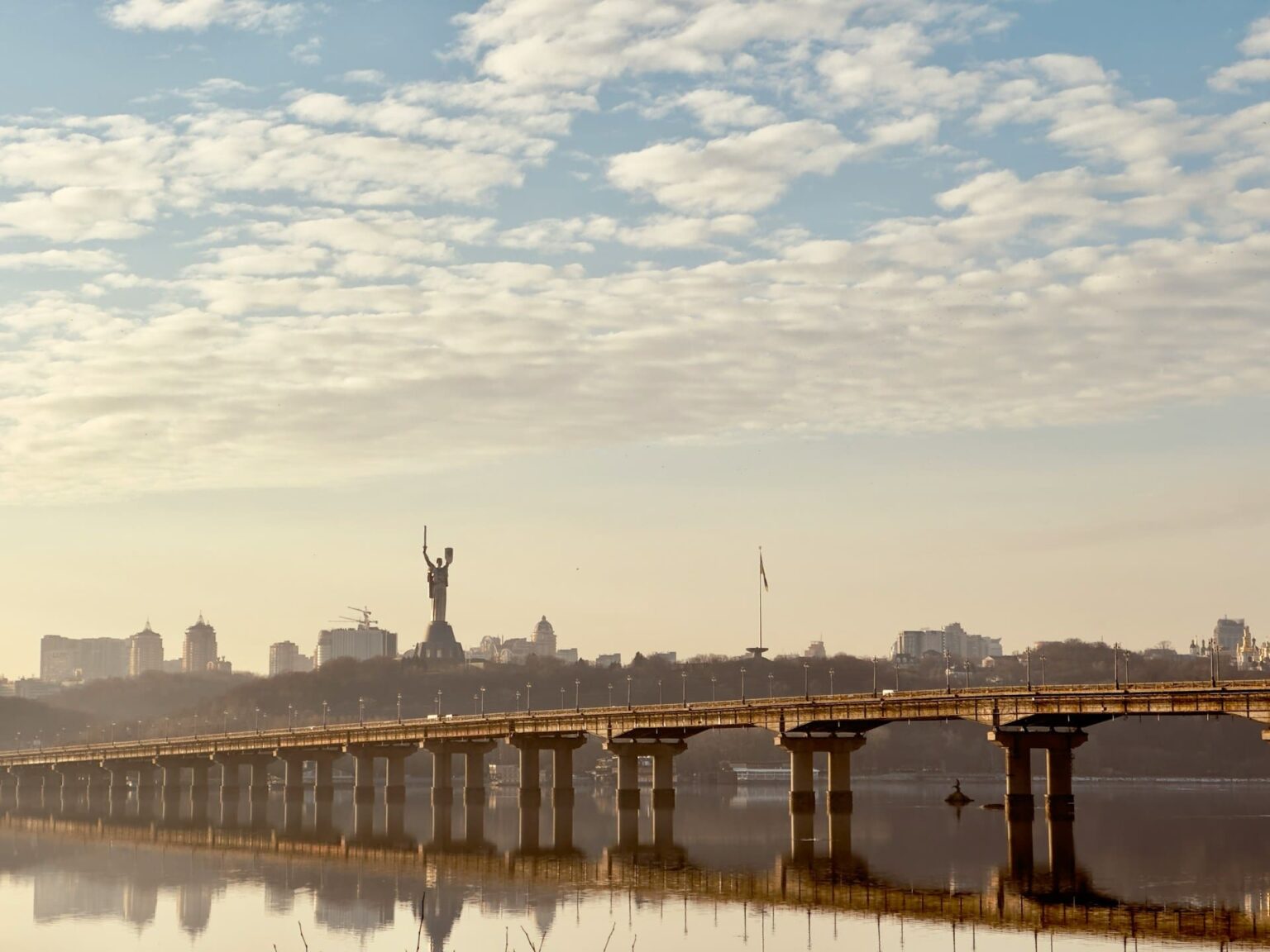 Pronomes (займенники) em ucraniano Ponte sobre o rio Dnipro, em Kyiv, com o monumento da Mãe Pátria ao fundo
