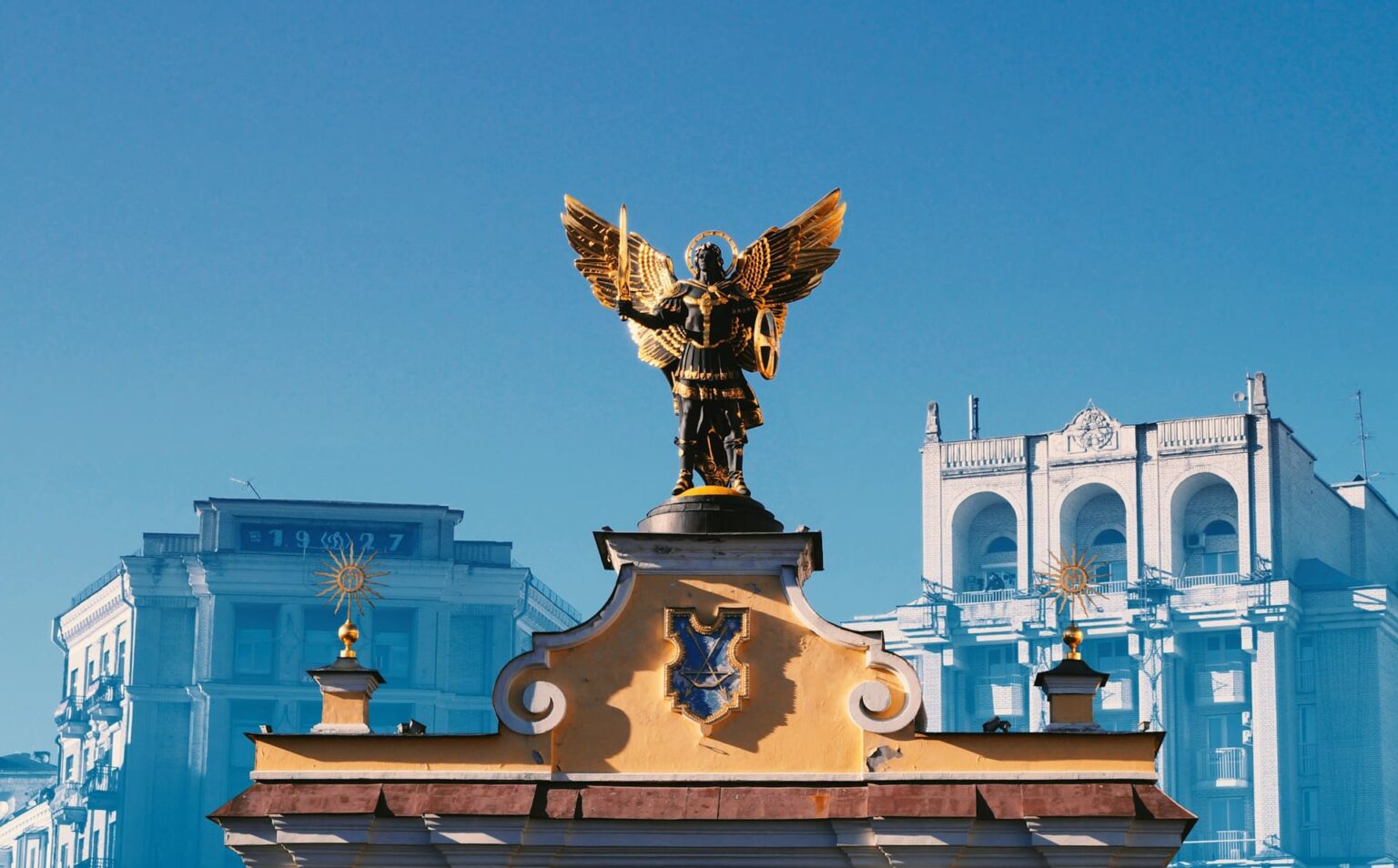 Estátua dourada do arcanjo Miguel sobre um portão na Praça da Independência, em Kyiv