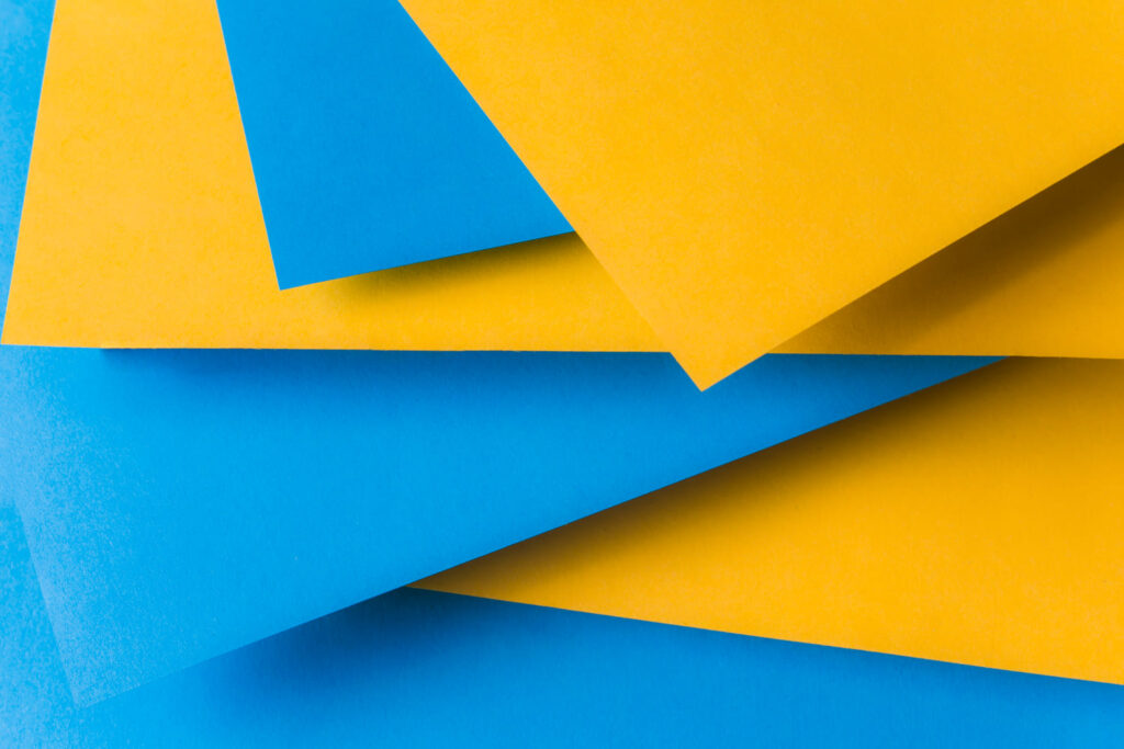 15 palavras que definem a Ucrânia Folhas de papel azuis e amarelas sobrepostas, nas cores da bandeira da Ucrânia