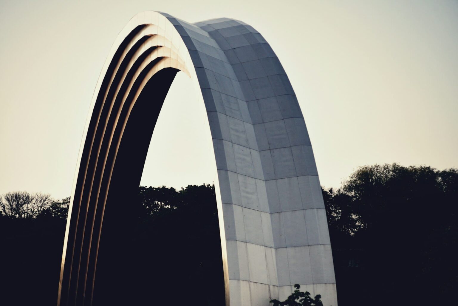 Arco da Liberdade do Povo Ucraniano, em Kyiv, visto de baixo ao entardecer