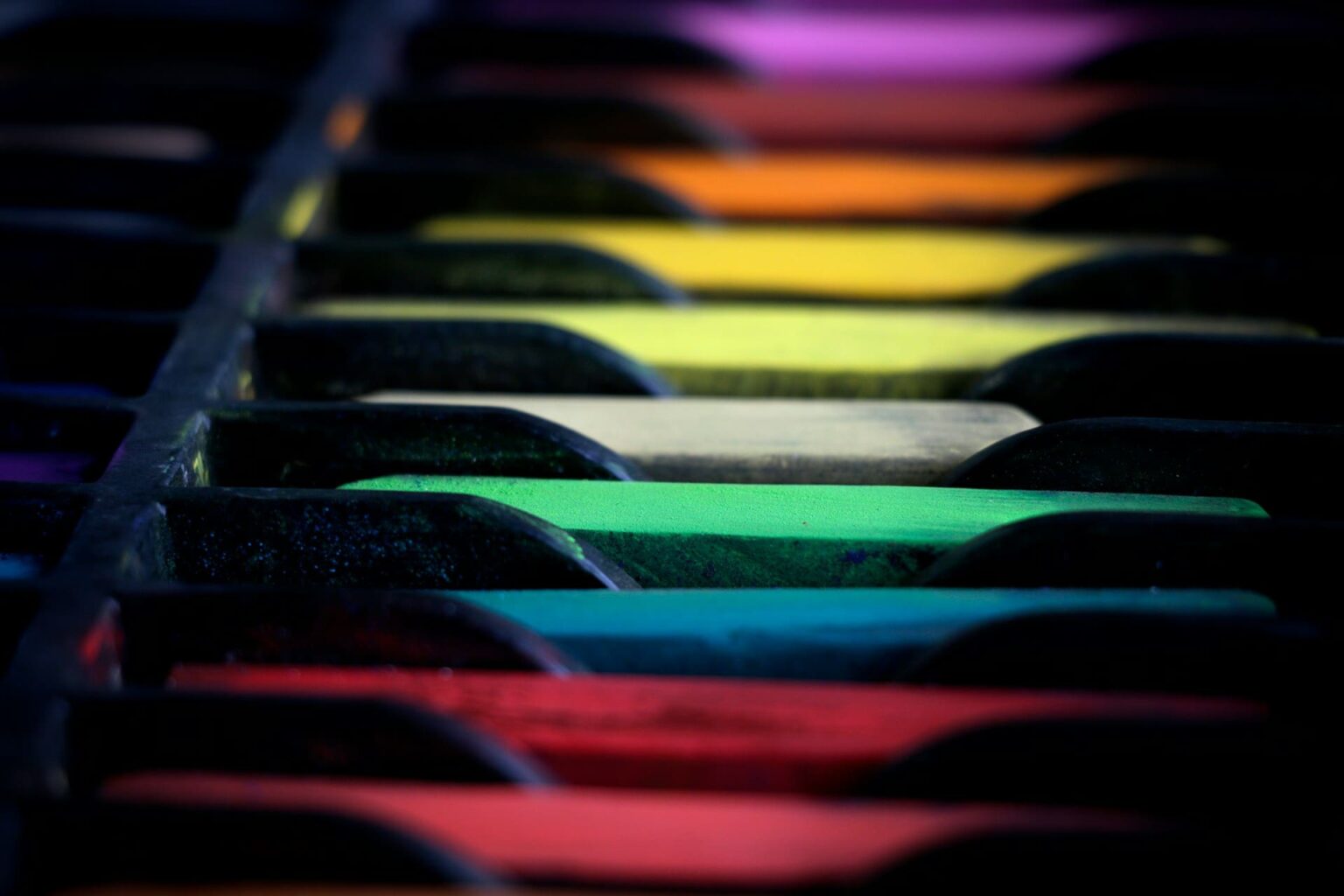 Cores (кольори) em ucraniano Gizes pastel enfileirados em vermelho, azul, verde, amarelo, laranja e lilás