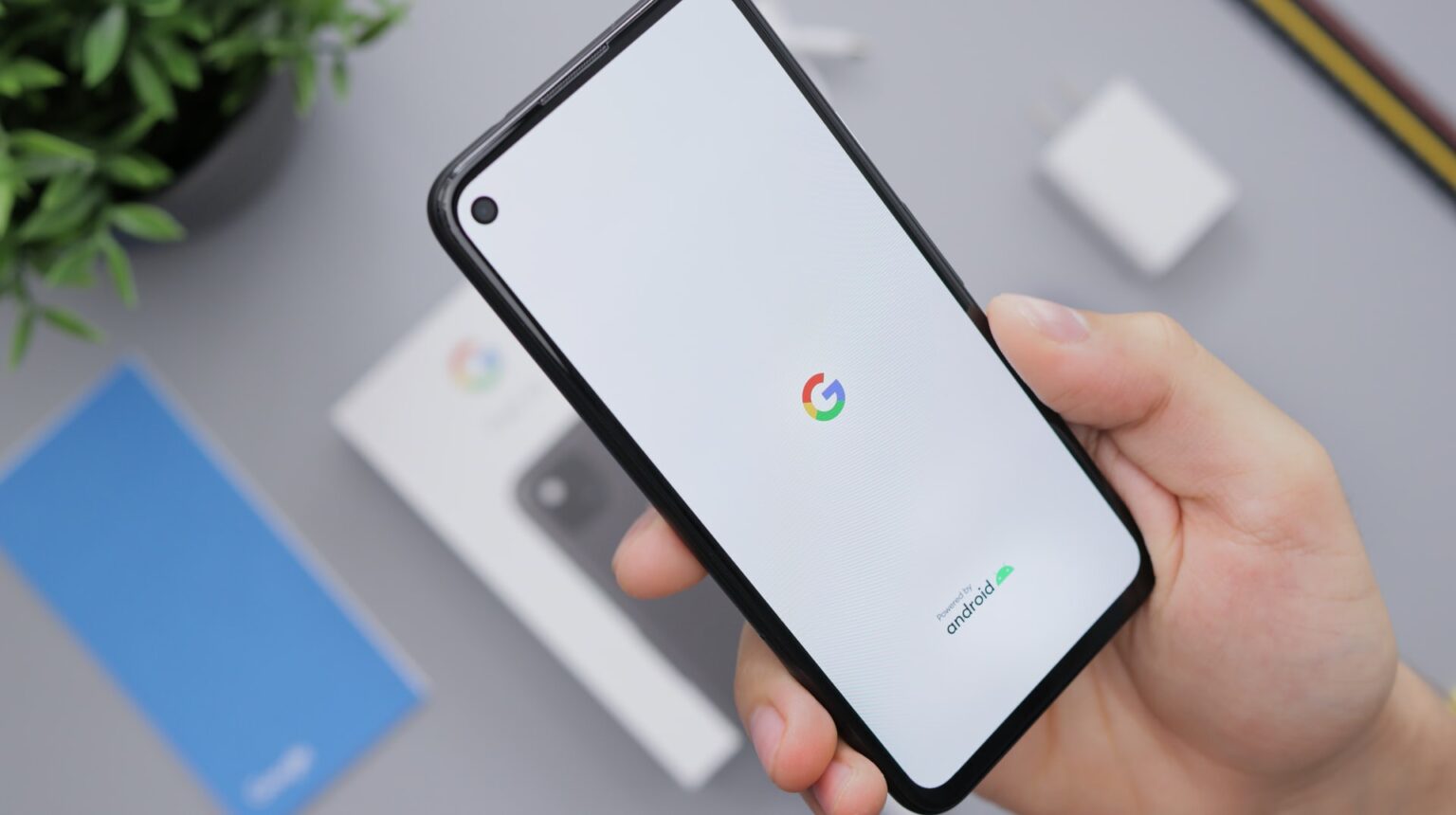 Nova funcionalidade do Google Tradutor para notícias imagem destacada - smartphone na página do Google