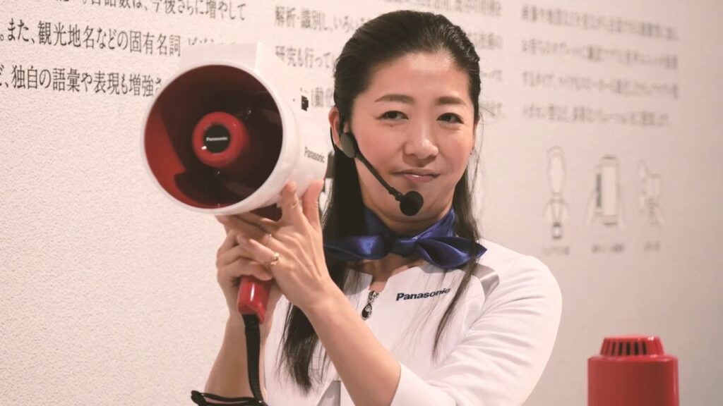 Megahonyaku – o megafone de tradução instantânea imagem destacada - mulher com megafone