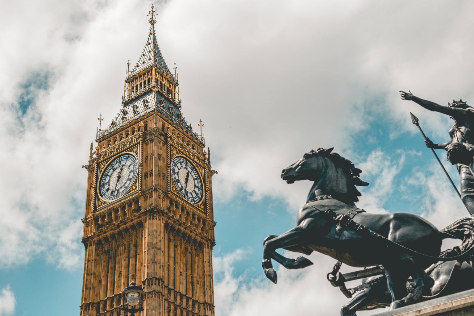Além do inglês: quais outros idiomas ajudarão na sua jornada profissional? Além do Inglês: quais outros idiomas ajudarão na sua jornada profissional?