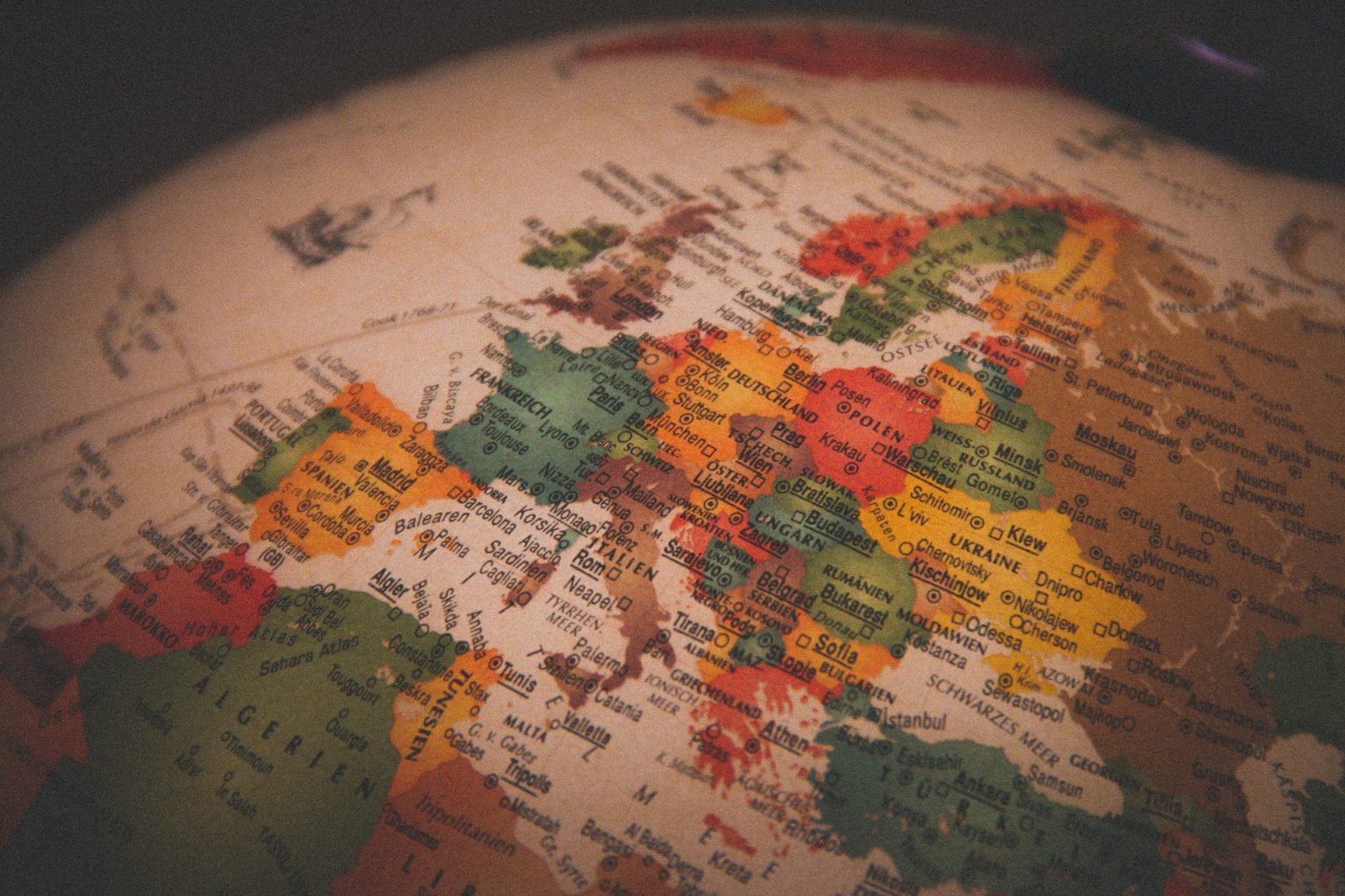 10 fatos curiosos sobre as Línguas da Europa Globo com mapa antigo