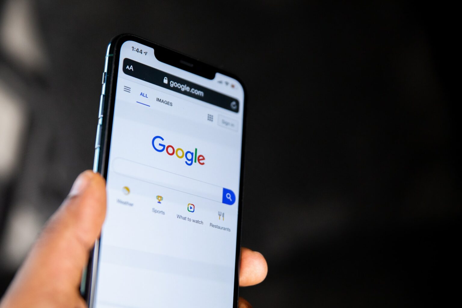 5 concorrentes do Google Tradutor que vale a pena conhecer Mão segura smartphone no Google