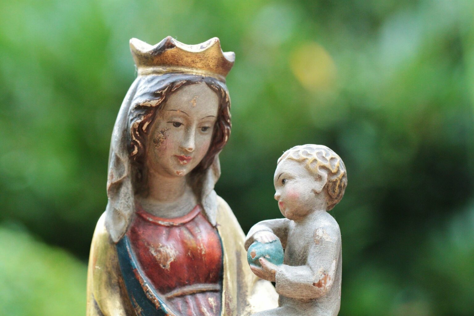 Como rezar ‘Ave Maria’ em 9 idiomas Nossa Senhora com segurando Jesus criança