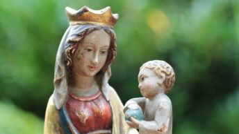 Nossa Senhora com segurando Jesus criança