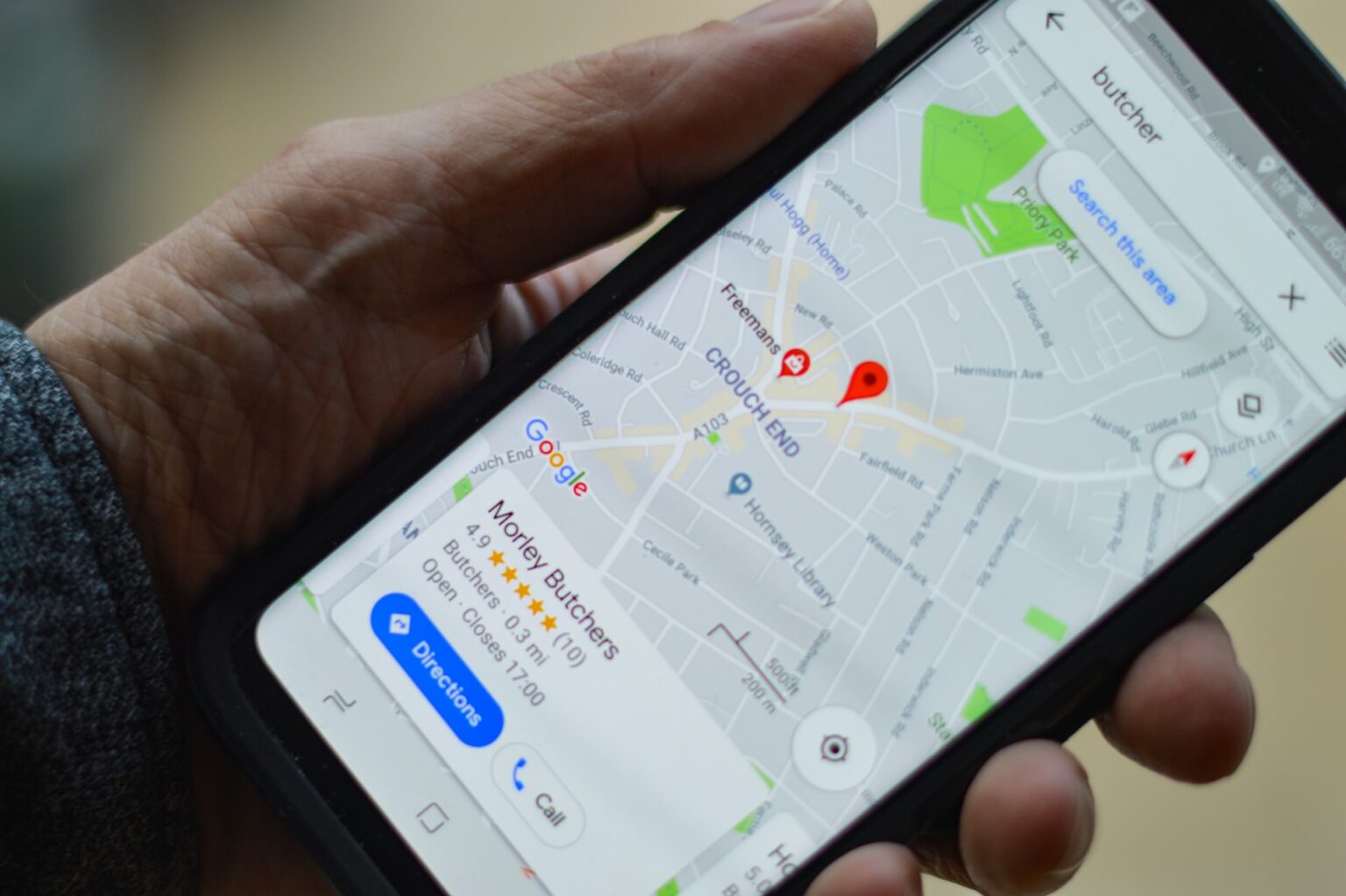 Google disponibiliza pesquisa por voz em português imagem destacada - smartphone no Google maps