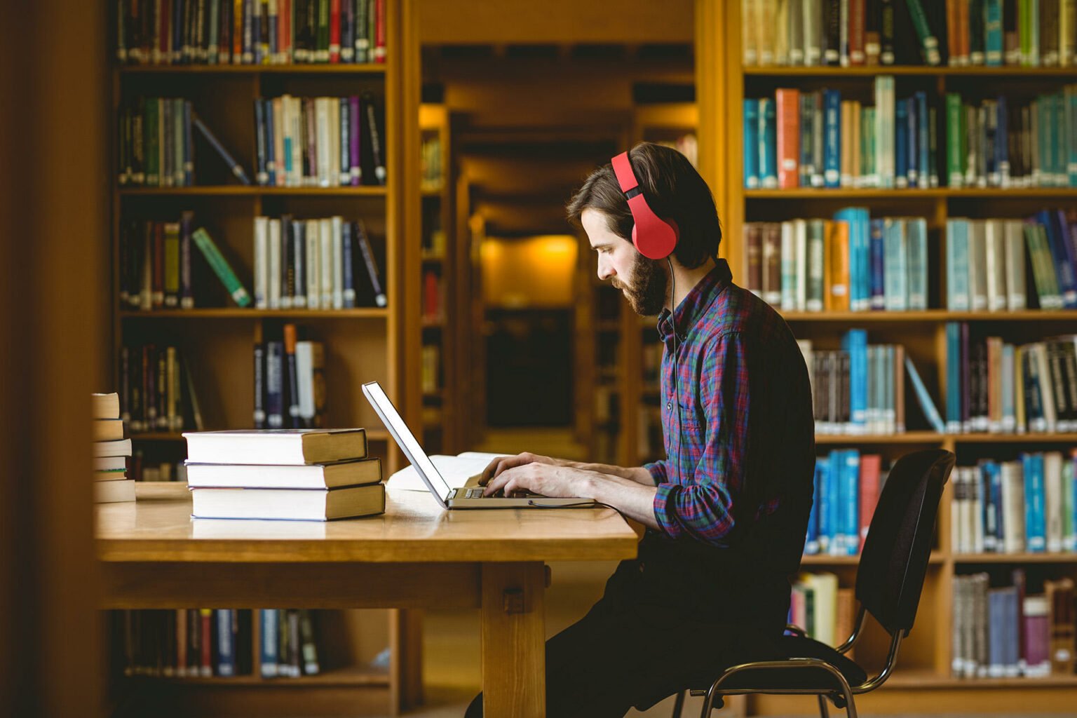 Poliglota — Ainda é um termo válido? imagem destacada - homem estudando no notebook