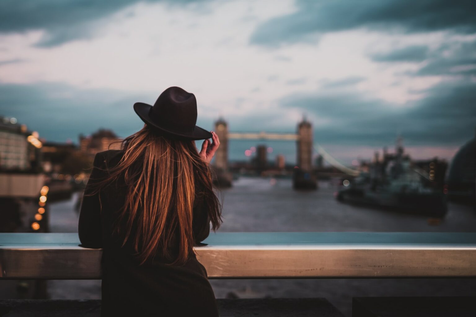 Aprenda Inglês enquanto disputa com pessoas do mundo todo imagem destacada - mulher observando a ponte de Londres