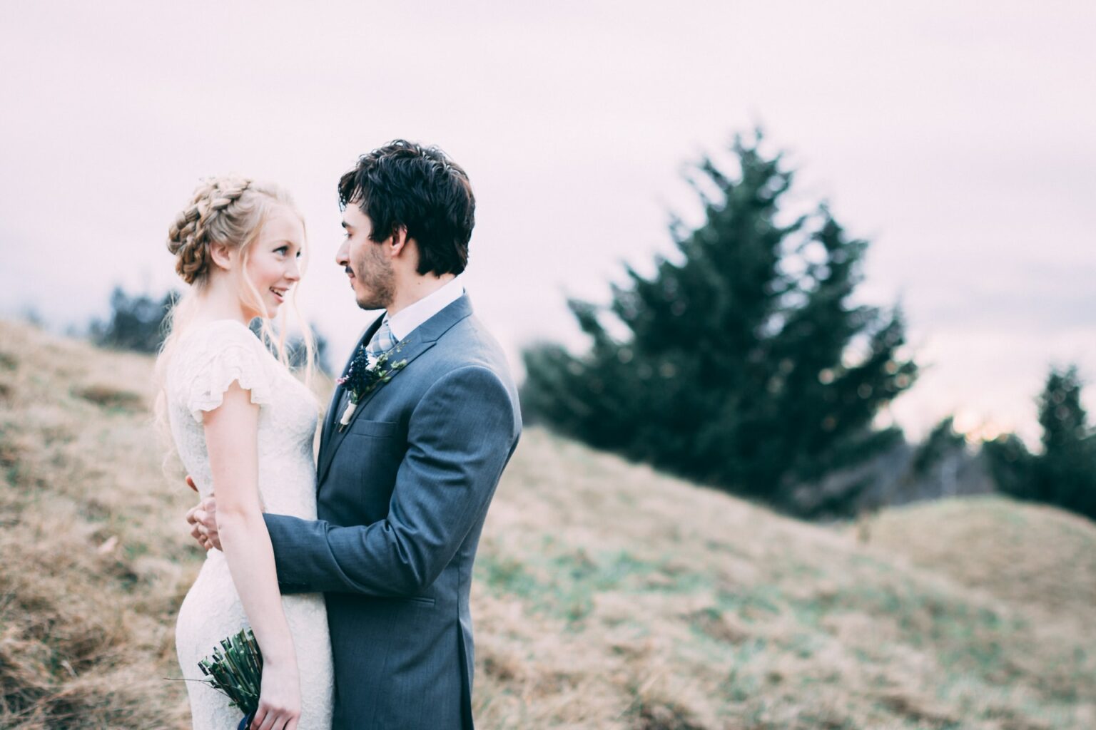 Mulheres sentem mais atração por homens com habilidades linguísticas, diz estudo imagem destacada - casal vestido de noivos se beijando