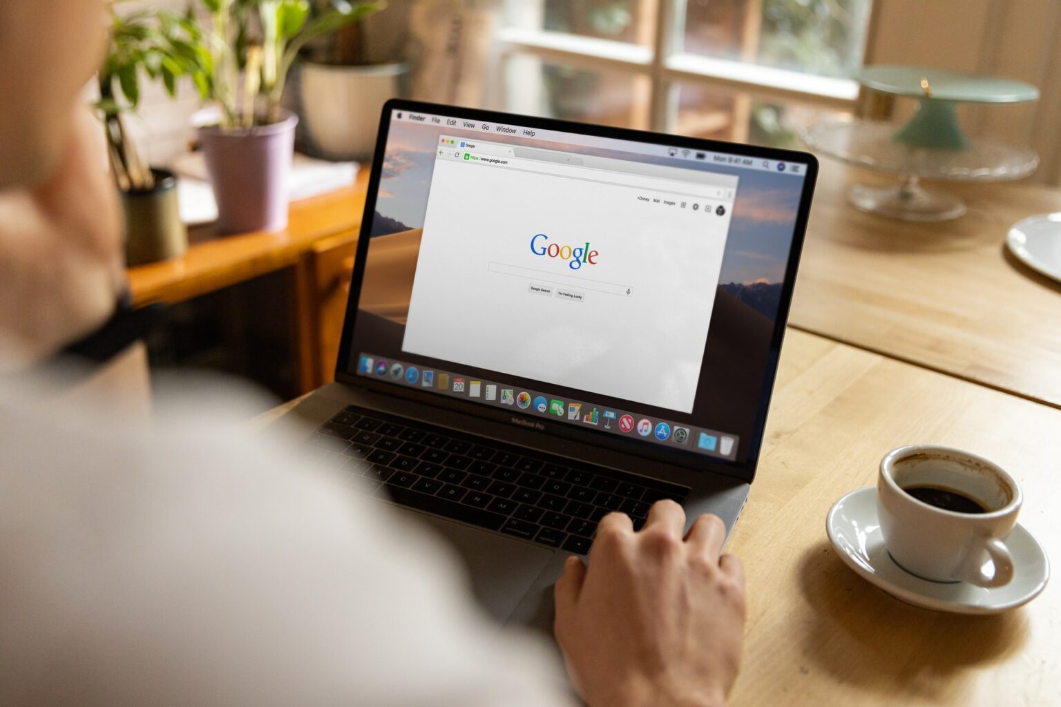 Google prepara IA para ensinar idiomas através das buscas imagem destacada - notebook na página no Google