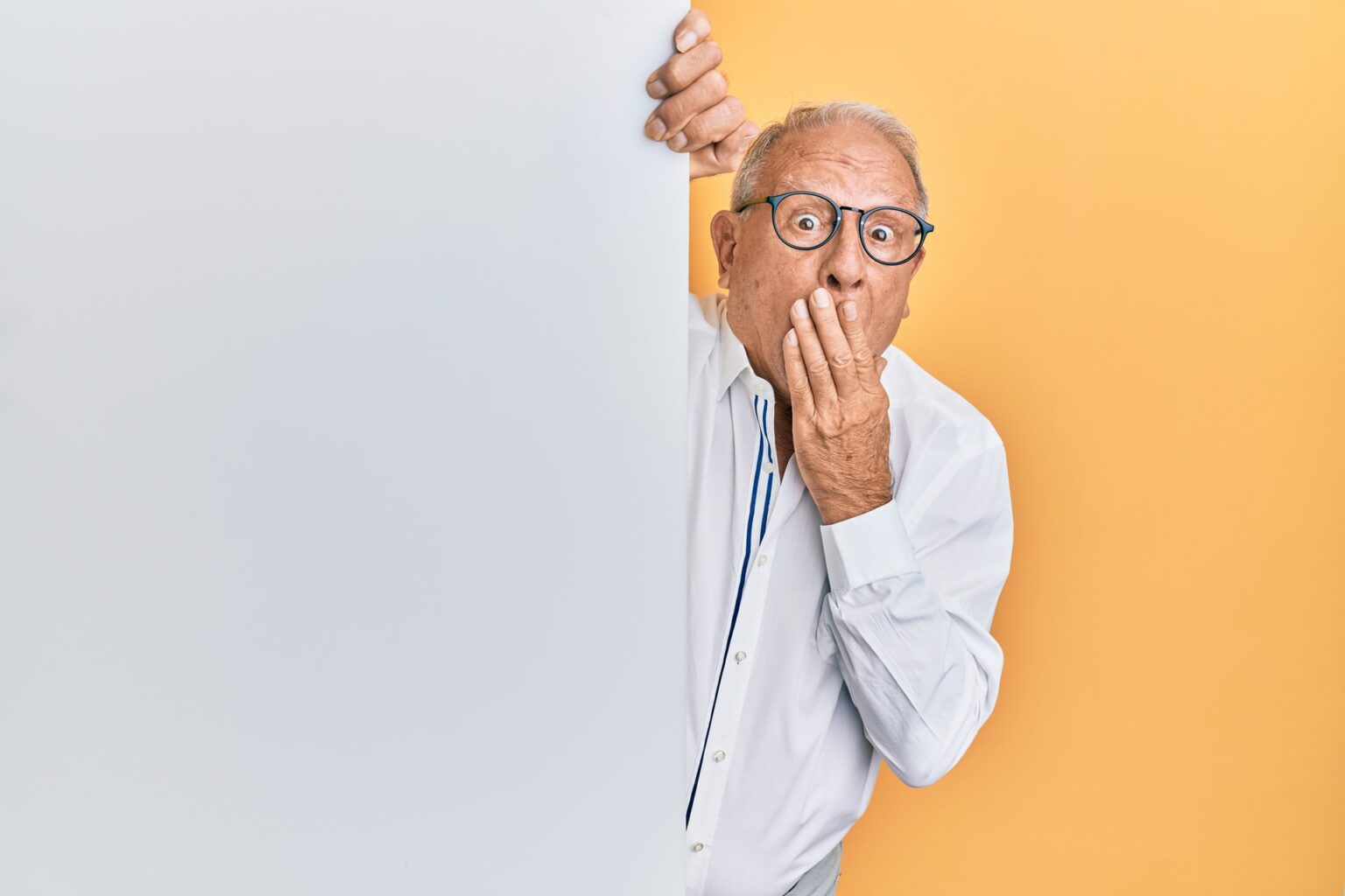 O que é “cringe”? Entenda seu significado imagem destacada - homem idoso com a mão na boca espantado