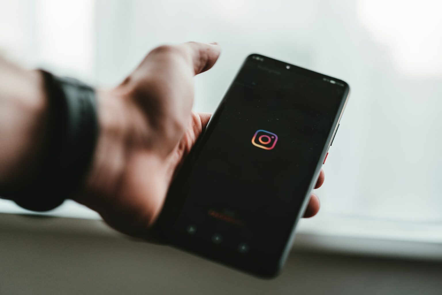 Aprenda idiomas (também) no Instagram imagem destacada - smartphone com instagram