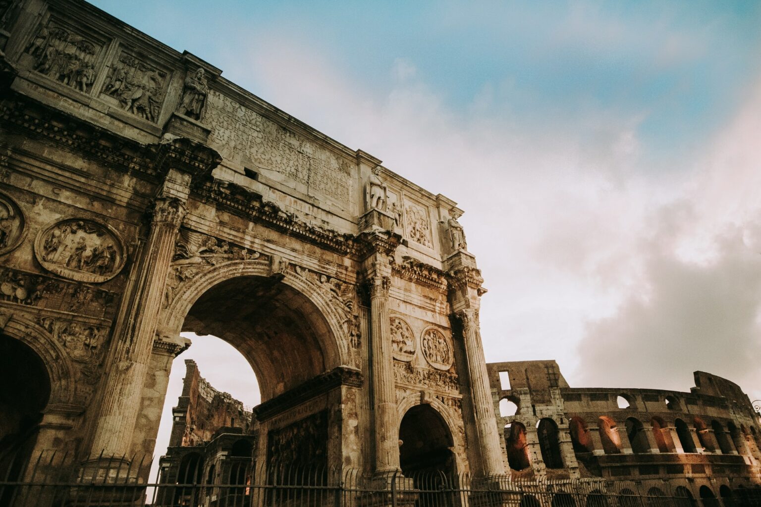 Quais são e onde são faladas as línguas latinas? imagem destacada - arco romano
