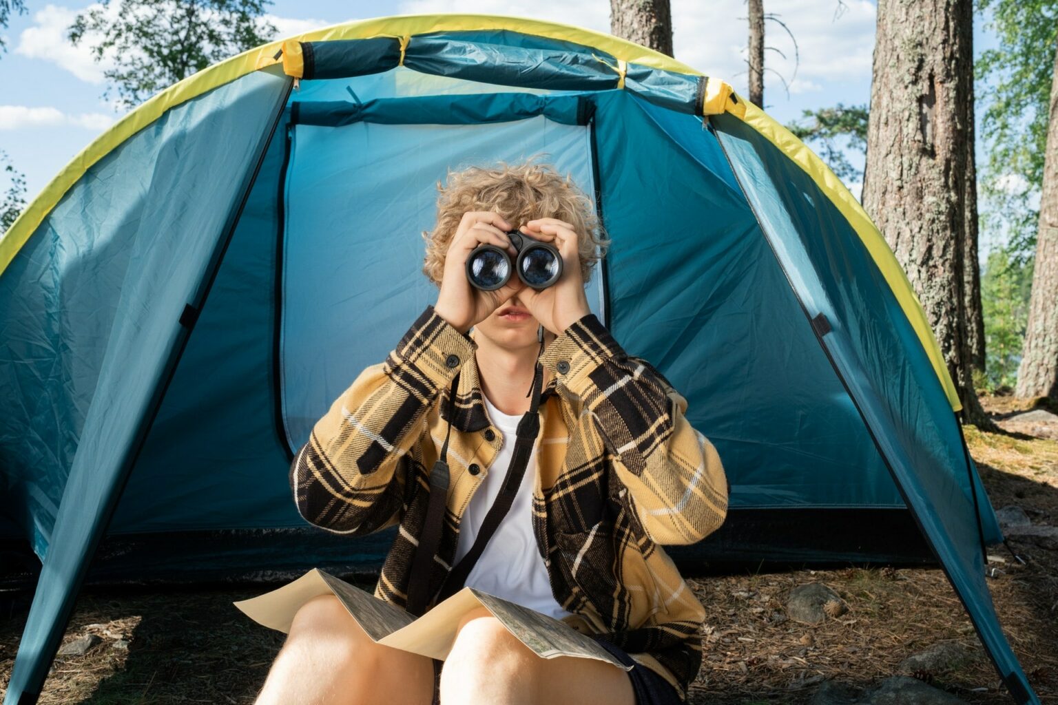 41 fatos curiosos sobre o mundo imagem destacada - garoto olhando em binóculos